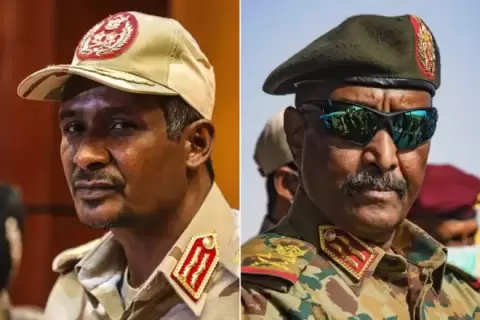 رئيس مجلس السيادة الانتقالي قائد الجيش السوداني عبد الفتاح البرهان (يمين) وقائد قوات الدعم السريع في السودان محمد حمدان دقلو (حميدتي) (وكالات).webp