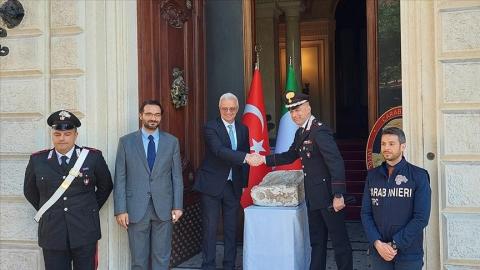 تركيا تستعيد من إيطاليا شاهد قبر عمره 1800 عام.jpg