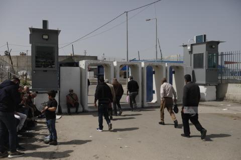 مواطنون يعبرون حاجز قلنديا باتجاه القدس لأداء صلاة الجمعة الثالثة من شهر رمضان المبارك.jpg