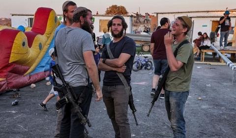 مستوطنون يحملون  أسلحة مرخصة (أرشيفية - Getty Images).jpg