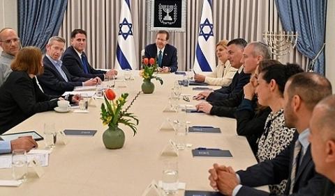 طواقم المفاوضات في ديوان الرئيس الإسرائيلي، أواخر الشهر الماضي (Getty Images).jpg