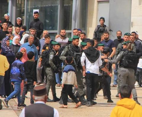 جنود الاحتلال يعتدون بالضرب على شبان وينكلون بهم ويعتقلون أحدهم على أبواب المسجد الإبراهيمي في الخليل..jpg