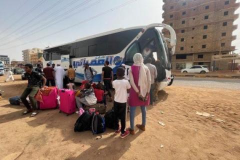 فرار سكان من الخرطوم بسبب الاشتباكات بين قوات الدعم السريع والجيش السوداني (رويترز).jpg