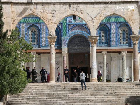 من اقتحام قوات الاحتلال صحن قبة الصخرة في المسجد الأقصى المبارك لإزالة الأعلام الفلسطينية.jpg