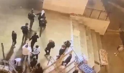 أثناء اعتقال الشابة في القدس (تصوير شاشة).jpg