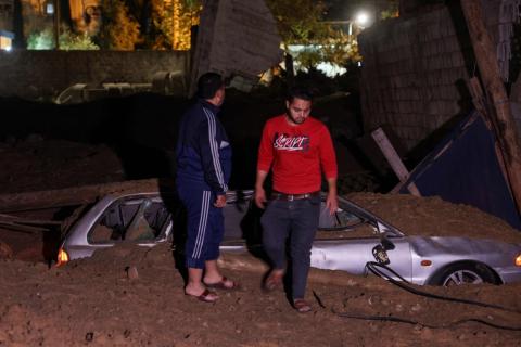 آثار القصف على غزة وجنوب لبنان .. تصوير (الفرنسية)