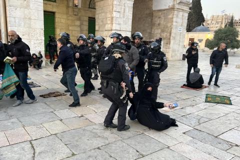 القدس - الاحتلال يقتحم الأقصى ويجبر المصلين على مغادرته تمهيدا لاقتحام المستوطنين (عدسة - AFP) 77.jpg