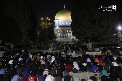 صلاتي العشاء والتراويح في باحات الأقصى 11.jpg