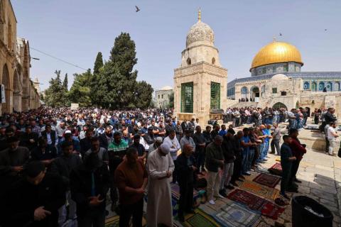 بالصور 130 ألفا يؤدون صلاة الجمعة الثالثة من شهر رمضان في المسجد الأقصى