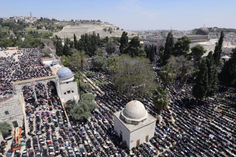 مواطنون يؤدون صلاة الجمعة الرابعة من شهر رمضان في رحاب المسجد الاقصى