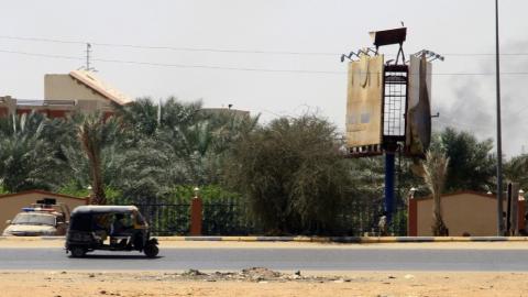 دخان يتصاعد فوق مبان في العاصمة السودانية الخرطوم، 15 نيسان 2023. (أ ف ب).jpeg