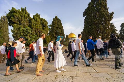 مئات المستوطنين يقتحمون باحات المسجد الأقصى.jpg