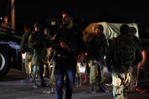 قوات الاحتلال الإسرائيلي تنتشر في مكان استشهاد الشاب محمد برادعية قرب بلدة بيت أمر شمال الخليل (تصوير - أ ف ب).jpg