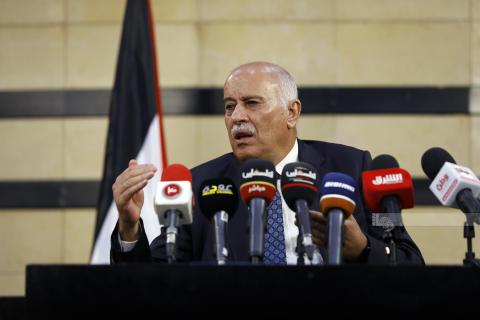 الفريق جبريل الرجوب يتحدث في مؤتمر صحفي حول إضراب المعلمين والعودة للمدارس. (تصوير محمد أبو زيد-وفا).jpg