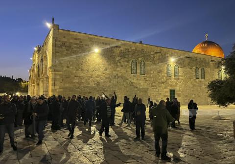 القدس - الاحتلال يقتحم الأقصى ويجبر المصلين على مغادرته تمهيدا لاقتحام المستوطنين (عدسة - AFP) 23.jpg