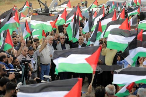 مسيرة حاشدة على الحدود الشرقية لقطاع غزة  رفضا لـ "مسيرة الأعلام" الإسرائيلية في القدس