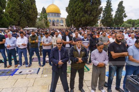 مواطنون يؤدون صلاة الجمعة في رحاب المسجد الاقصى.jpg