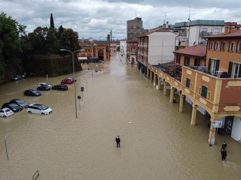 صورة جوية لشوارع غمرتها المياه في بلدة لوغو شمال شرق إيطاليا (تصوير- أ ف ب).jpg
