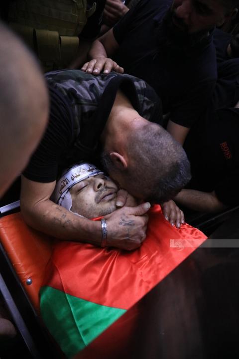 جنين : مواطنون يشيعون جثمان العقيد في جهاز المخابرات العامة الشهيد اشرف الشيخ ابراهيم .. تصوير - عدي دعيبس