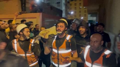 انتشال شهيد ثالث من داخل الشقة السكنية التي قصفت بمدينة حمد.jpg