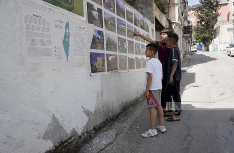 معرض صور في مخيم بلاطة للقرى الفلسطينية المهجرة عام 1948 بعنوان (نكبة 75) للمصور الفلسطيني أحمد البظ  11.jpg