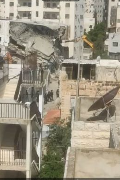 هدم بناية مكونة من 16 شقة سكنية في عناتا شمال شرق القدس