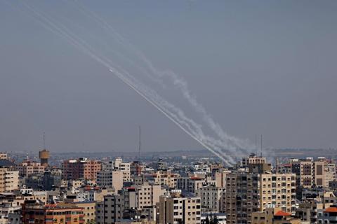 صواريخ من سماء غزة .. تصوير (الفرنسية) 3.jpg