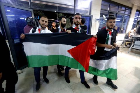 وصول المواطنين إلى معبر الكرامة في أريحا- (تصوير - سليمان أبو سرور - وفا).jpg