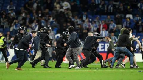 سارع رجال الأمن إلى حماية لاعبي برشلونة من جماهير إسبانيول (ديفيد راموس-Getty).jpg