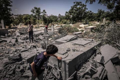 الاحتلال يقصف مقبرة خلال عدوانه المستمر على قطاع غزة 1.jpg