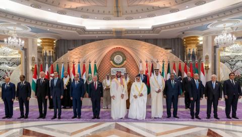صورة تذكارية تجمع الرئيس الأسد والرؤساء والملوك والقادة قبل بدء القمة العربية..jpg