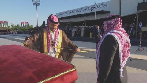 الملك يهدي ولي العهد سيفا هاشميا خلال مأدبة عشاء مضارب بني هاشم.jpeg