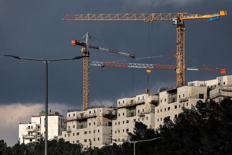 أعمال بناء في مستوطنة  رامات شلوم  المقامة على أراضي بلدة شعفاط في القدس المحتلة (أرشيف - أ ف ب).jpg