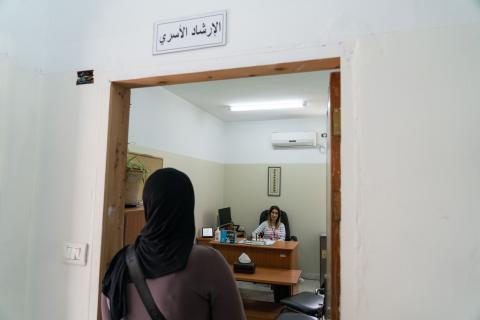 أكثر من مليوني ونصف فلسطينية وفلسطيني أصبحوا أكثر دراية بالخدمات الأساسية المتاحة للناجيات من العنف