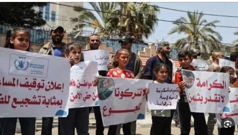 وقفة بغزة رفضا لتعليق برنامج أممي مساعداته لـ200 ألف شخص.JPG