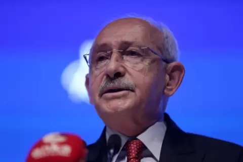 كليجدار أوغلو لم يقر بالهزيمة كما لم يهنئ الرئيس التركي على فوزه بالانتخابات (غيتي).webp