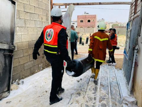 طقم الإطفاء بمديرية الدفاع المدني تتمكن من السيطرة على حريق نشب في نقطة عشوائية لتعبئة الغاز بين المنازل السكنية قرب شارع الصناعة بمدينة غزة  32.jpg