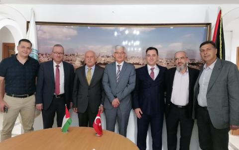اتحاد  جمعيات رجال الأعمال الفلسطينيين يبحث مع السفير التركي سبل تطوير التعاون المشترك.jpg