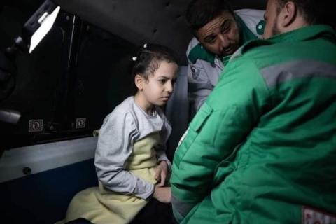 صور من عمل أطقم الدفاع المدني بقطاع غزة.jpg