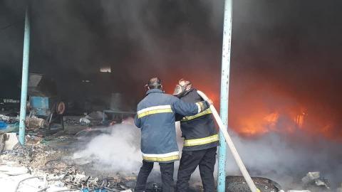 الدفاع المدني يُسيطر على حريق كبير بنقطة غاز عشوائية بالنصيرات وإصابة 4 من عناصره