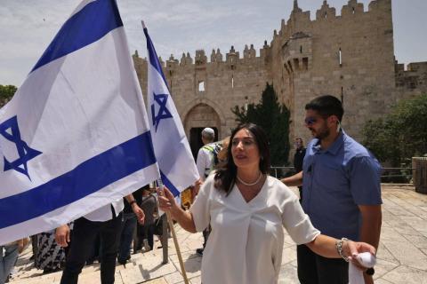 وزيرة مواصلات الاحتلال ميري ريغيف ترفع علم الاحتلال أمام باب العامود في القدس 1.jpg