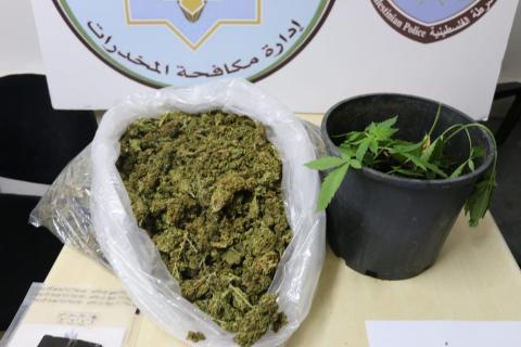 شرطة مكافحة المخدرات تقبض على 4 من تجار المخدرات بالبلدة القديمة في مدينة الخليل.jpg