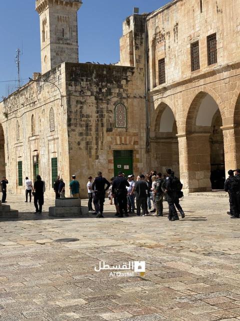 اقتحام المستوطنين للمسجد الأقصى المبارك بحماية قوات الاحتلال.jpg