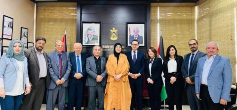غنام وبنك فلسطين يسلمان إدارة مركز خليل أبو ريا للتأهيل دعماً مالياً للمساهمة في تجهيز قسم الأطفال بالمركز