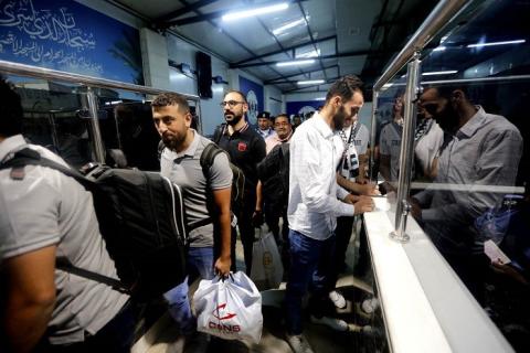 وصول المواطنين إلى معبر الكرامة في أريحا- (تصوير - سليمان أبو سرور - وفا) 2.jpg