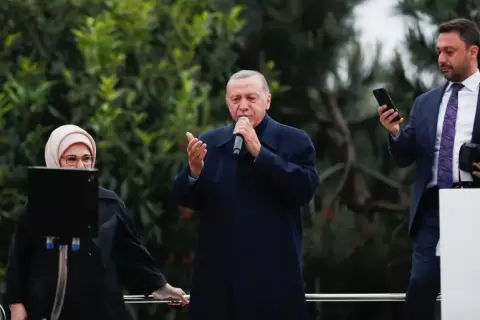 أردوغان اعتبر أن الشعب التركي كله فائز في الانتخابات (رويترز).webp