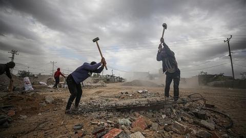 بالتزامن مع يومهم العالمي، يشكو عمال غزة من أوضاعهم الاقتصادية الصعبة...jpg