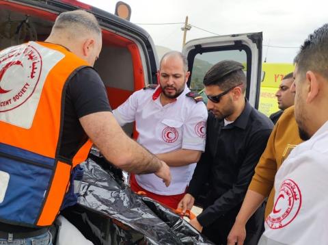 طواقم الهيئة العامة للشؤون المدنية وجمعية الهلال الأحمر الفلسطيني تتسلم جثامين الشهداء الثلاثة عند حاجز عورتا جنوب نابلس.jpeg