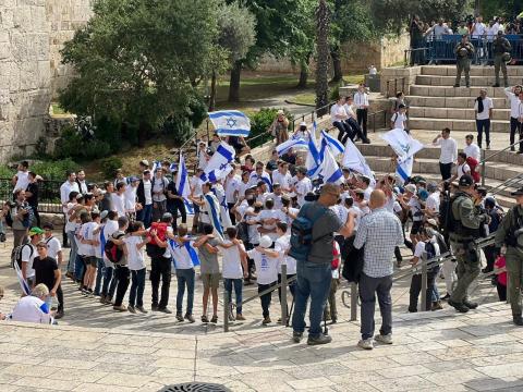 مستوطنون يحتشدون في ساحة باب العامود في  القدس تصوير -  (أمير بويرات)  - عرب 48 1.jpg