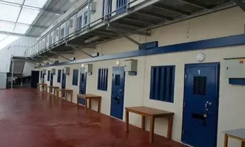الهيئة: احتجاز  اثنين من شرطة سجن مجيدو في قسم ١٠ ( المعبار )